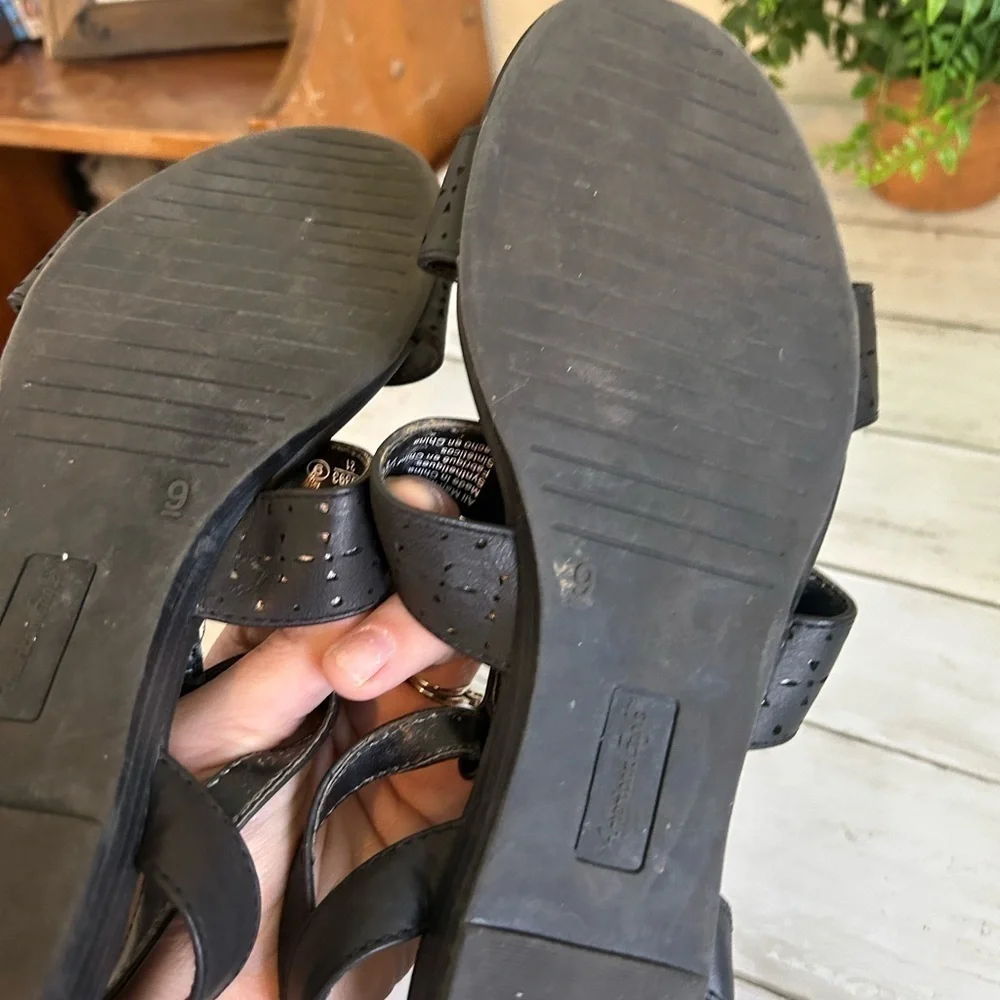 American Eagle size 9 black sandals